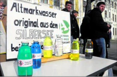 Stand bei der Demo in Magdeburg gegen die Giftmüllgrube Brüchau im Februar 2017